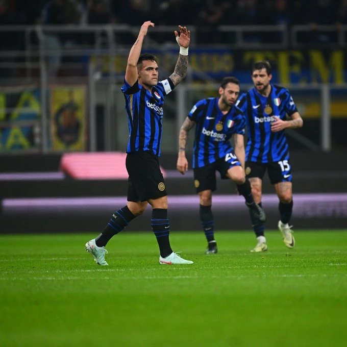 Foto: Lautaro Martínez saluda al públcio tras el primer gol de Inter. @Inter_es