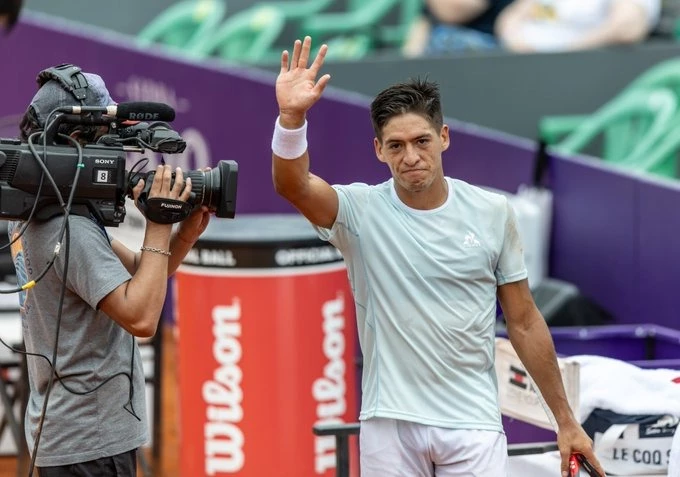 Foto: Sebastián Báez saluda tras la victoria ante Camilo Ugo Carabelli. @ArgentinaOpen