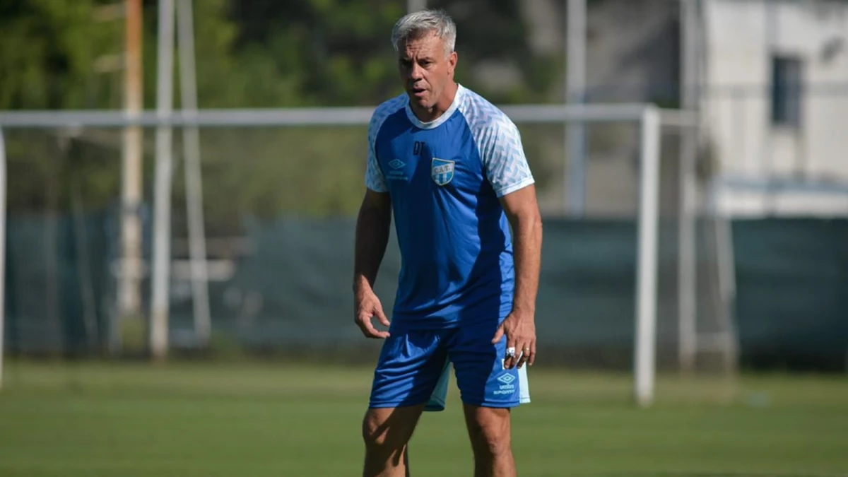 Foto: @ATOficial. El DT Lucas Pusineri regresó a la conducción del plantel de Atlético Tucumán como en la temporada 2022