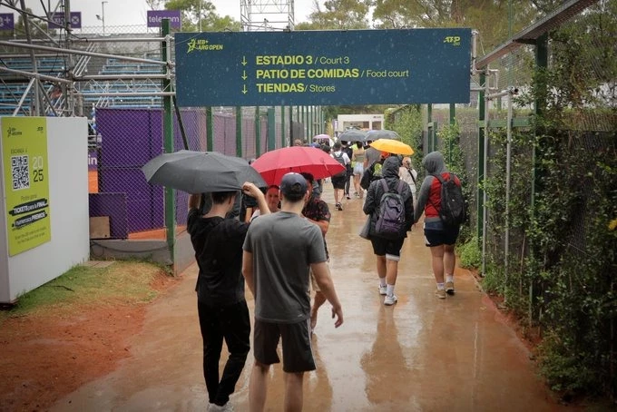 Foto: La lluvia postergó el inicio de la jornada y puso en duda el desarrollo de la misma. @ArgentinaOpen&nbsp;