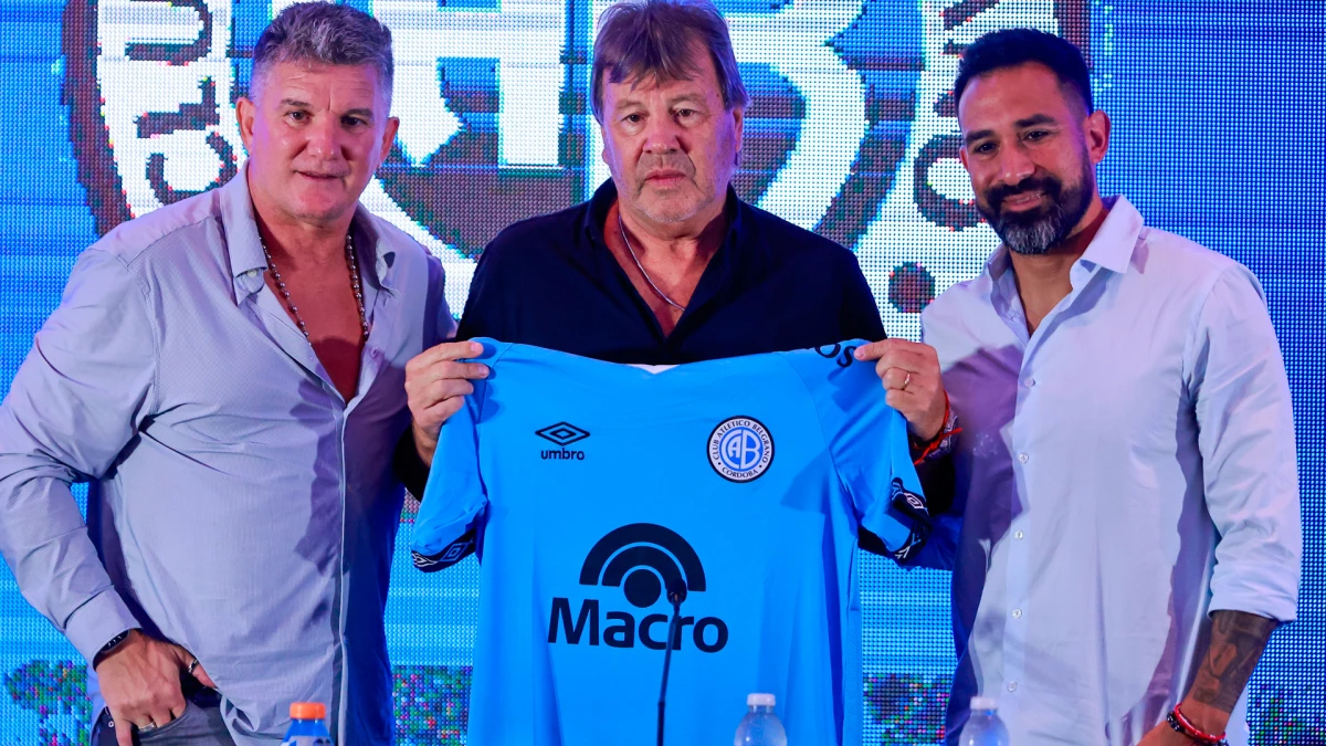 Foto: @Belgrano. Zielinski está de regreso. El ‘Ruso’ está flanqueado por el presidente Luis Artime y por el manager deportivo, Ariel Rojas