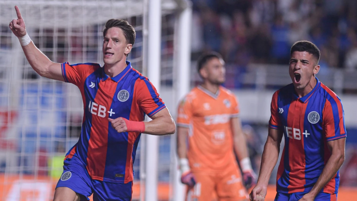 Foto: Andrés Vombergar festeja su segundo gol de penal, el de la victoria de San Lorenzo sobre Platense.