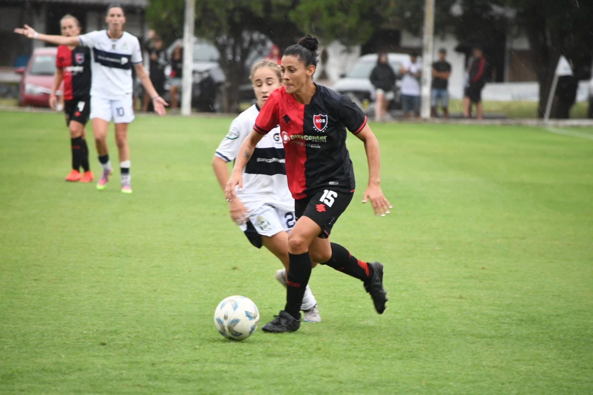 Newells lo ganó en el final y es único puntero. Foto: X@NewellsFem