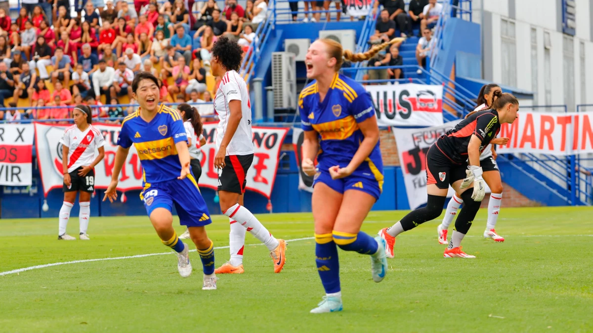 Foto:@BocaFutFemenino. La estadounidense Ormson festeja su gol, el segundo de Boca, para el 2-1 parcial en el Superclásico. Luego fue empate