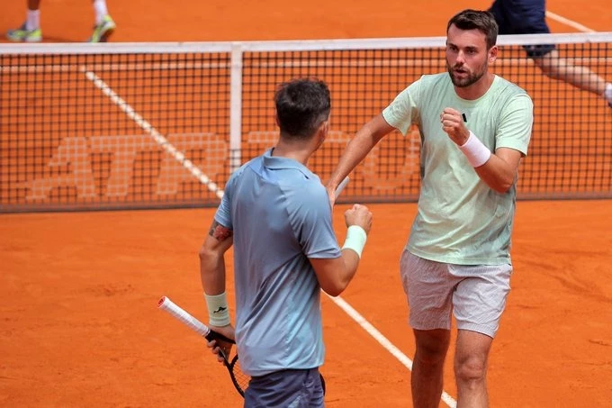 Foto: &nbsp;Andreozzi y Arribage festejan la obtención de un punto en al final de dobles. @ArgentinaOpen