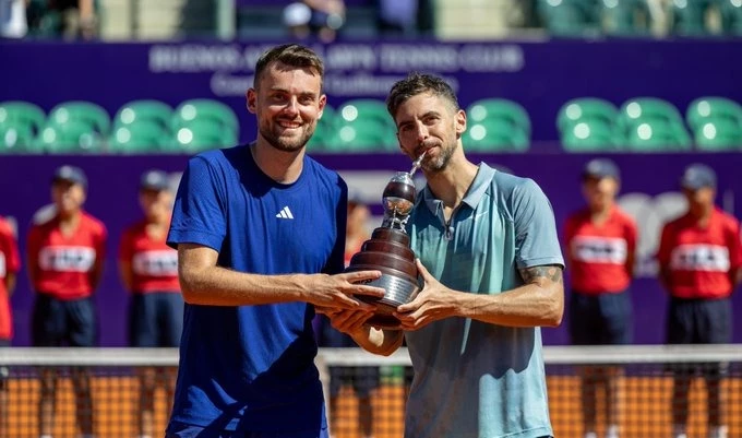 Foto: El argentino Andreozzi y francés Aribage exhiben el trofeo ganado en la final de dobles del Argentina Open. @ArgentinaOpen