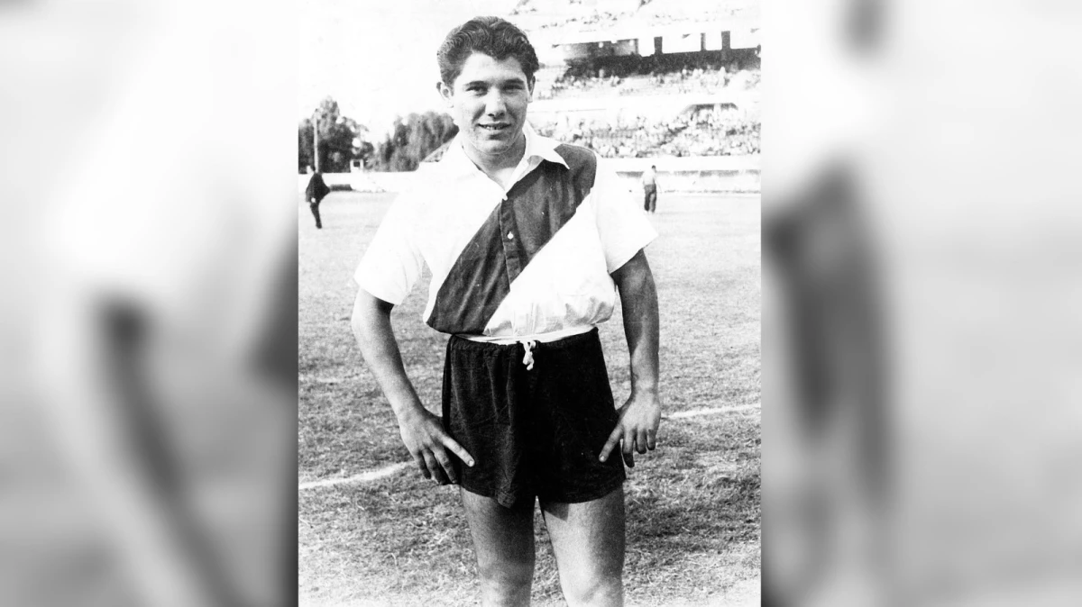 Foto: Sívori con la camisa de su primer equipo, River Plate.