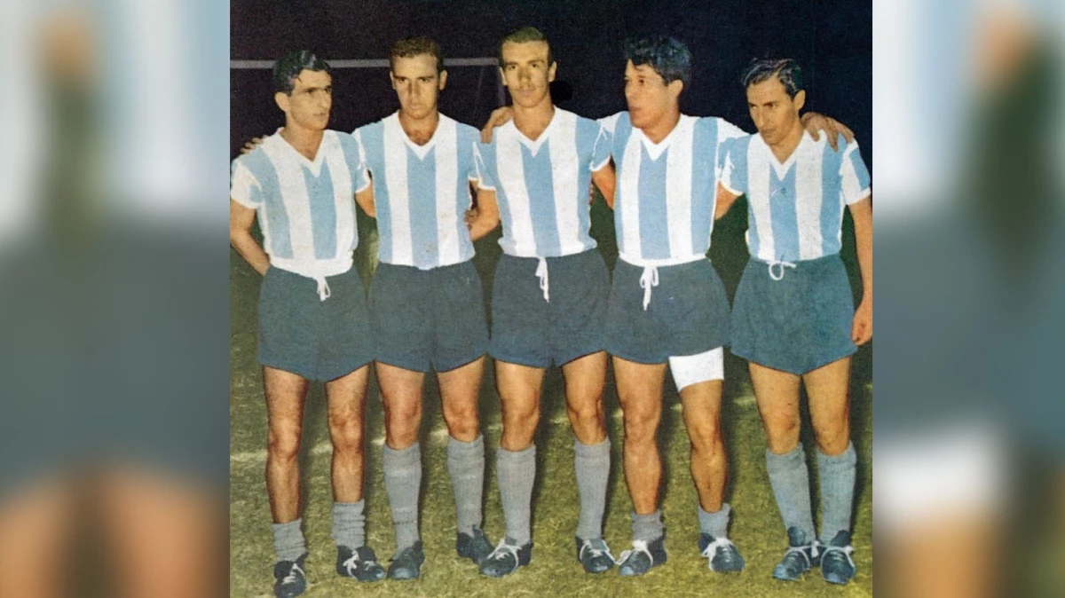 Foto: Sivori con los “Carasucias” campeones del Sudamericano de Lima 1957.
