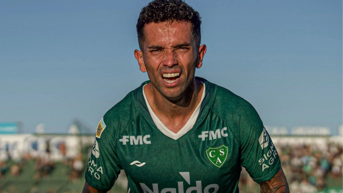Foto: @CASarmientoOf. El mediocampista Gabriel Carabajal, autor de los dos penales con los que Sarmiento se aferró a la victoria