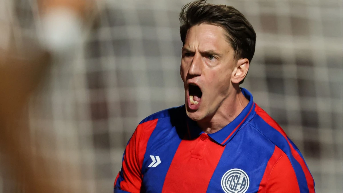 Foto: Andrés Vombergar celebra su gol de penal que le dio el triunfo a San Lorenzo sobre Instituto en Córdoba.