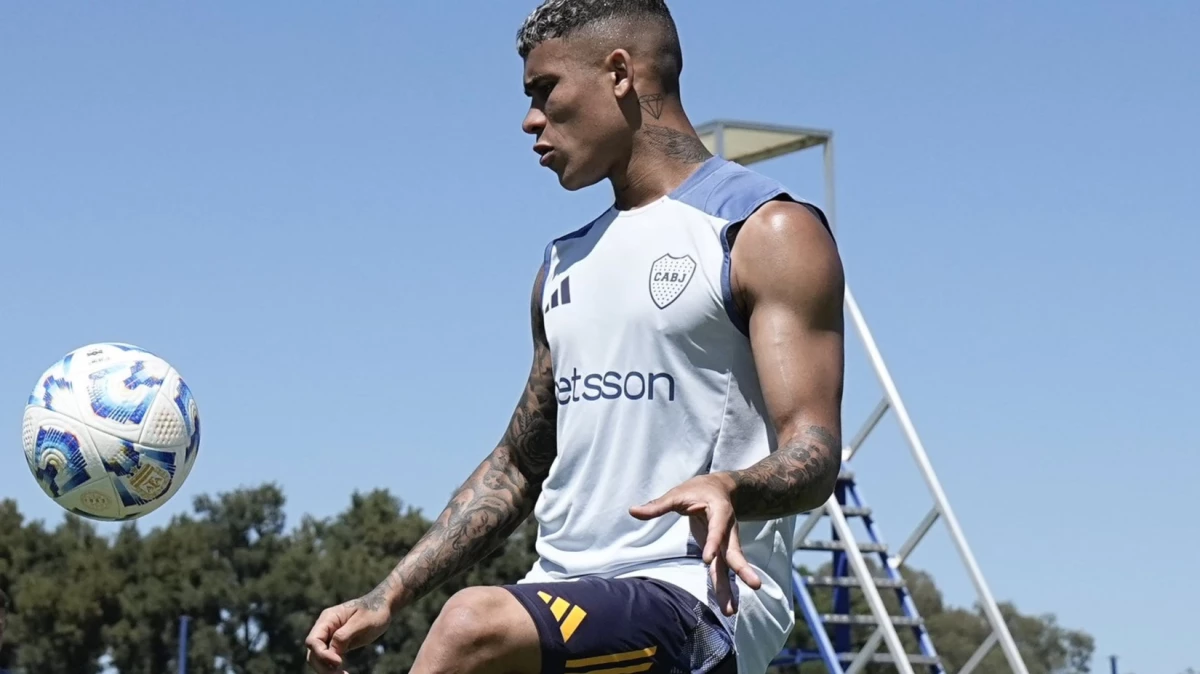 Foto: Ayrton Costa no participó de la práctica de fútbol del jueves y solo hizo ejercicios recreativos..