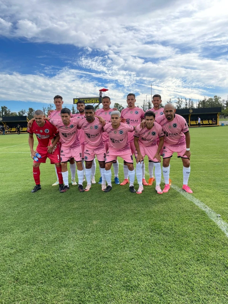 Foto:@PilarFútbolC. Victoria de Real Pilar sobre Flandria por 1-0 y acumuló su tercer triunfo seguido en el torneo