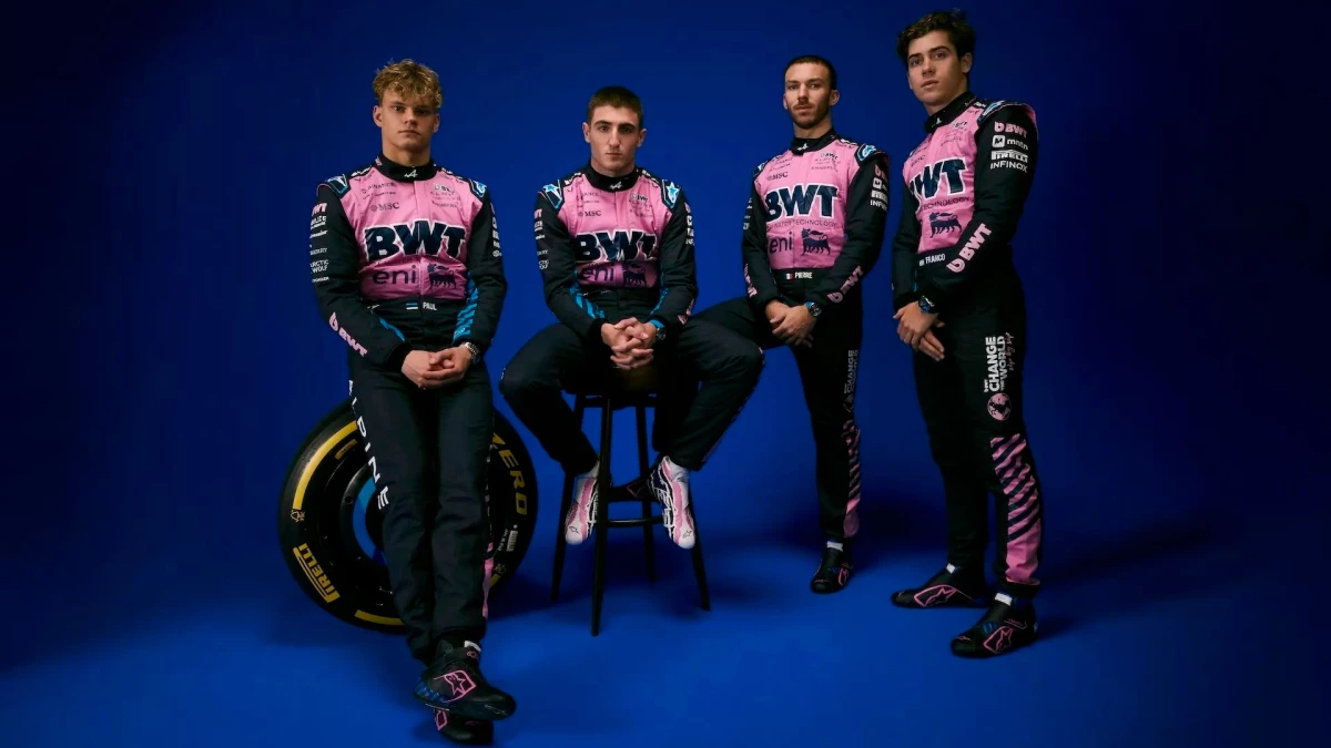 Colapinto junto al resto del equipo Alpine para la temprada 2025 (Foto: X@alpinef1team)