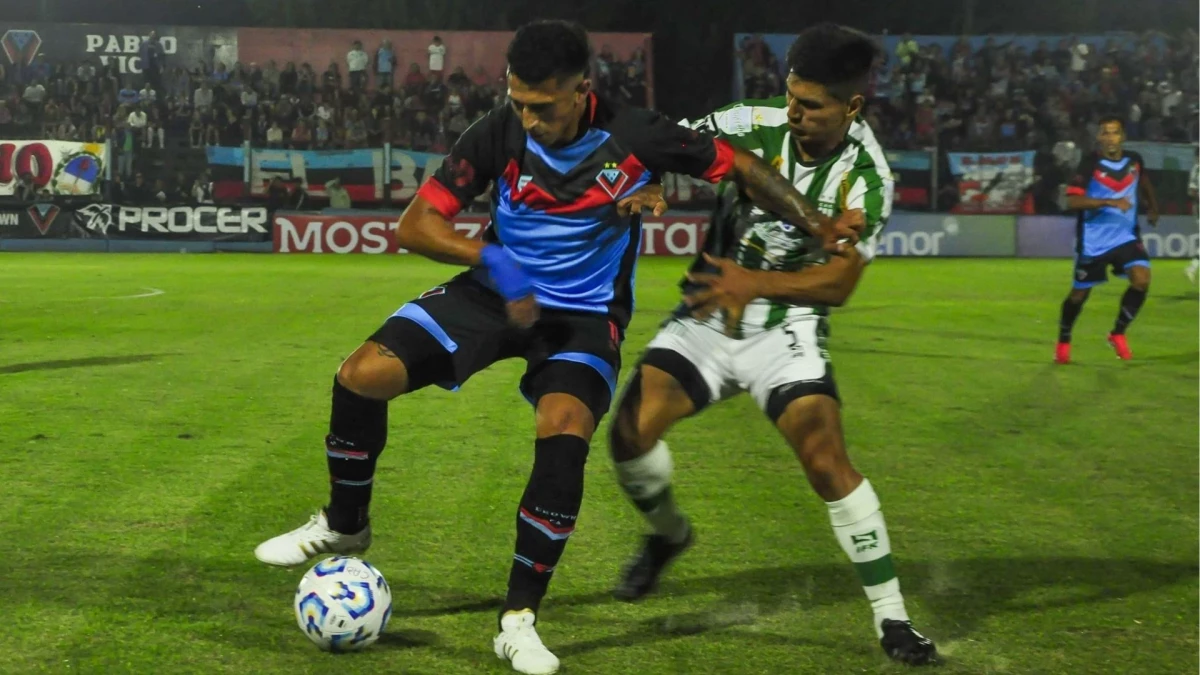 Foto: @CABrown_Oficial. Brown de Adrogué superó a Excursionistas por 2-0, en su estreno en el Apertura de la Primera B