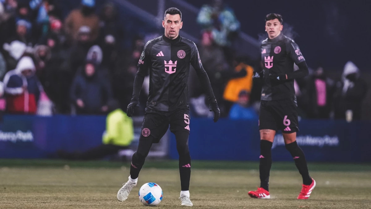 Sergio Busquets con la pelota para Inter Miami. De fondo, el ex Racing Tomás Avilés. Foto: X@InterMiamiCF