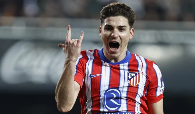 Julián, imparable en España. Doblete en la victoria de Atlético en Mestalla ( Foto: X@Atleti)