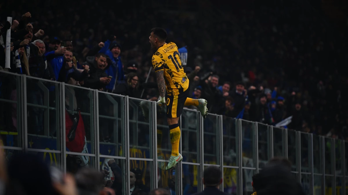 Lautaro Martínez festeja su gol de cabeza con la hinchada de Inter. Foto: X@Inter