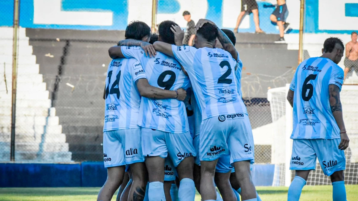 Foto: @gytoficial. Los jugadores de Gimnasia y Tiro festejan el gol de Jonás Aguirre. El equipo salteño está en lo más alto de las posiciones.