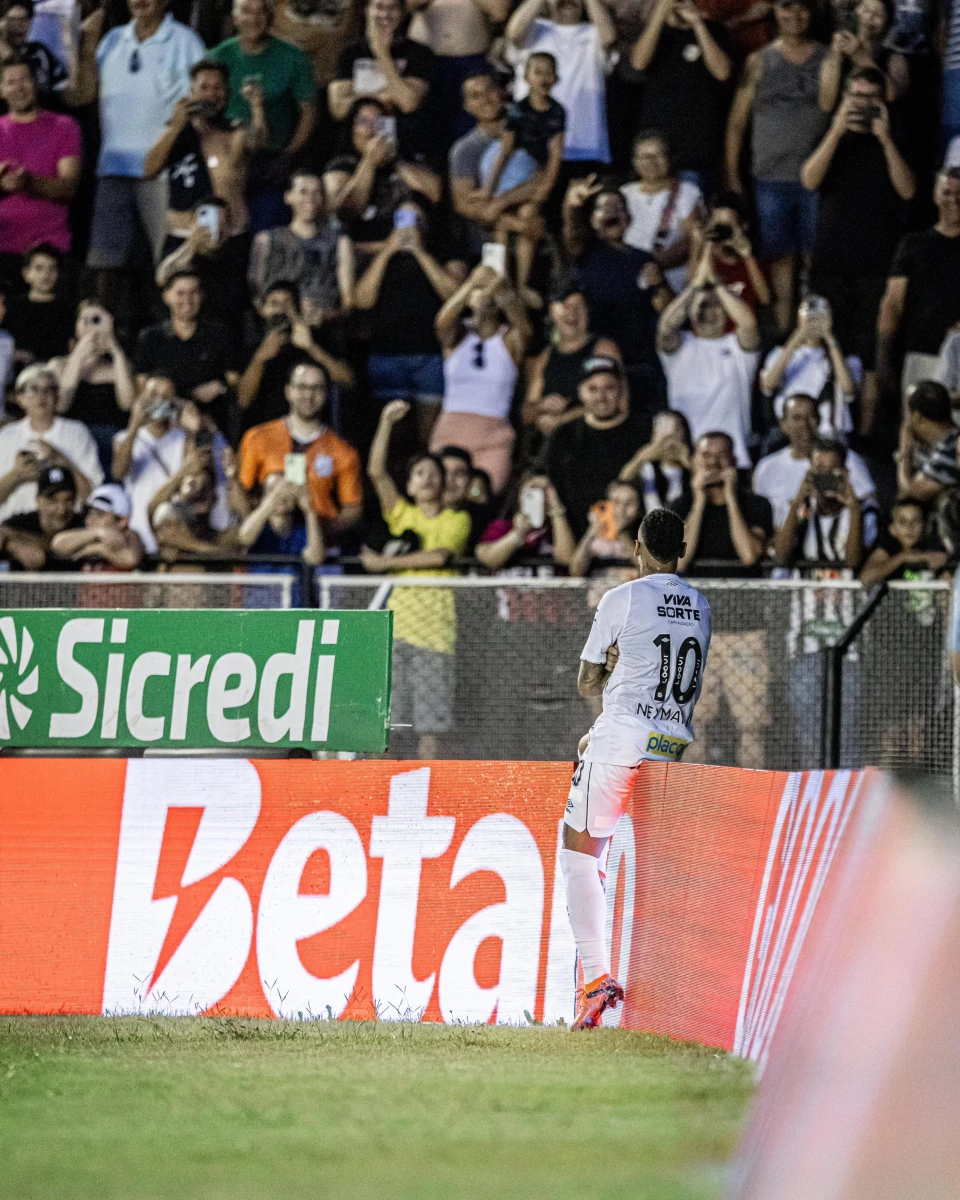 El festejo de Neymar tras su golazo olímpico, sentado y mirando a la hinchada de Santos. Foto: X@SantosFC