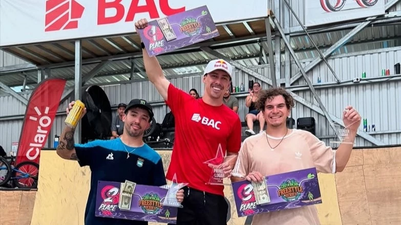 Maligno Torres junto al local Tencio Esquivel y el chileno José Cedano. Foto: Instagram