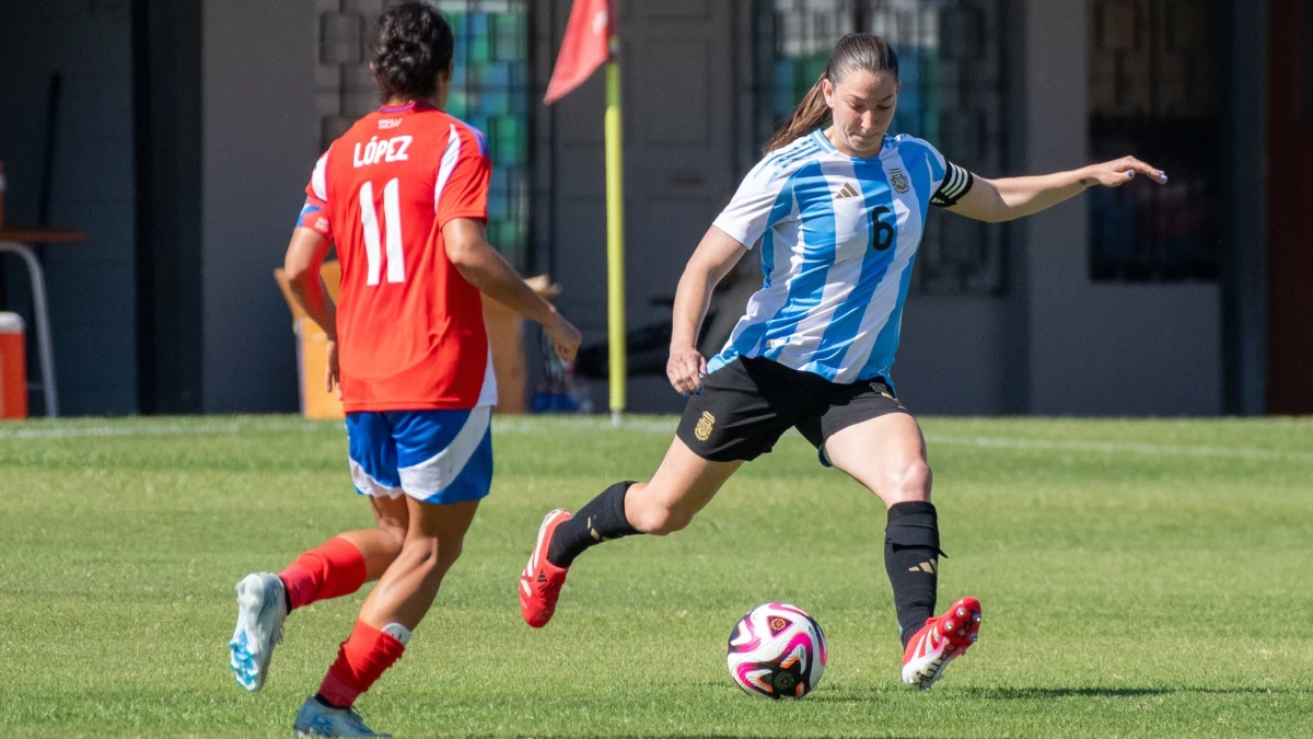 La capitana Aldana Cometti sale desde el fondo. Foto: X @Argentina.&nbsp;