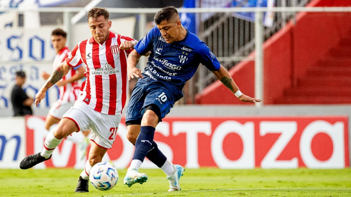 Foto:@Copa_Argentina. Ezequiel Piovi e Israel Roldán disputan el balón en cancha de Unión. Ganó el Pincha y pasó de rueda.&nbsp;