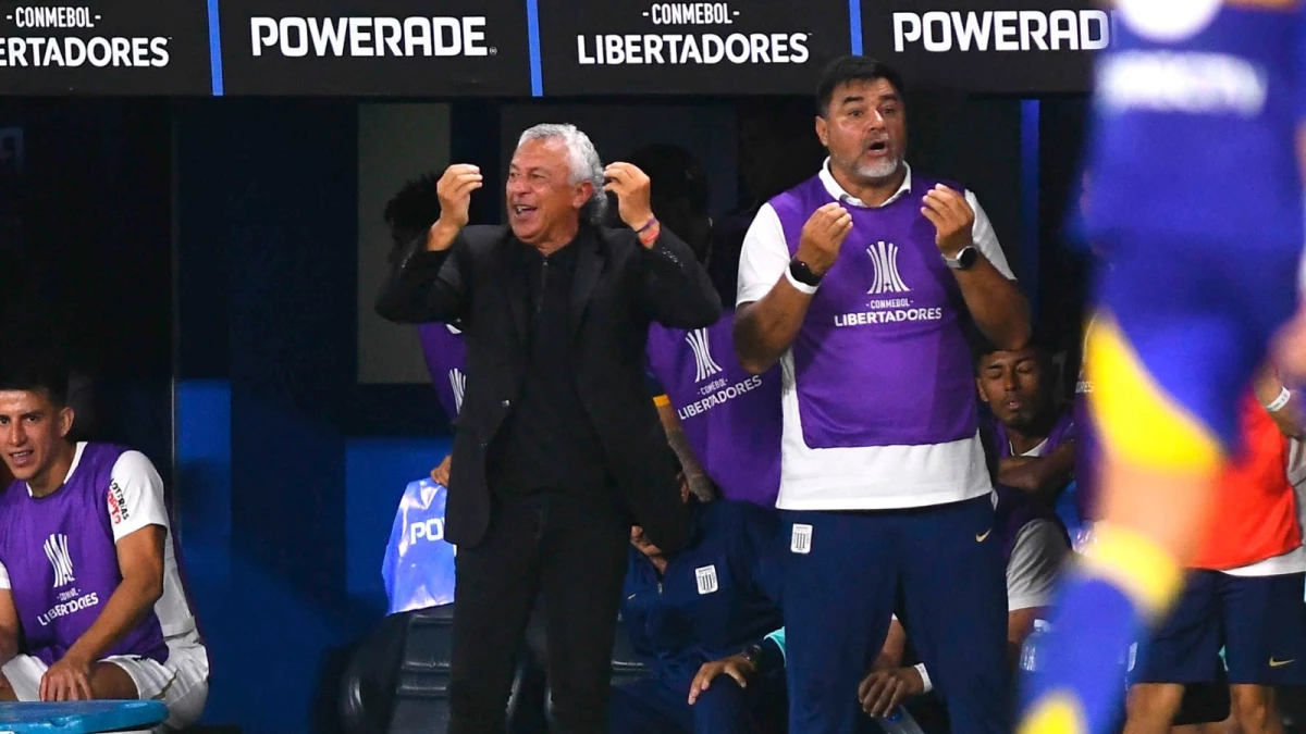 Foto: Cris Sille. Néstor Gorosito reclama por un fallo arbitral. Luego, el DT de Alianza se retiró feliz de la Bombonera.&nbsp;