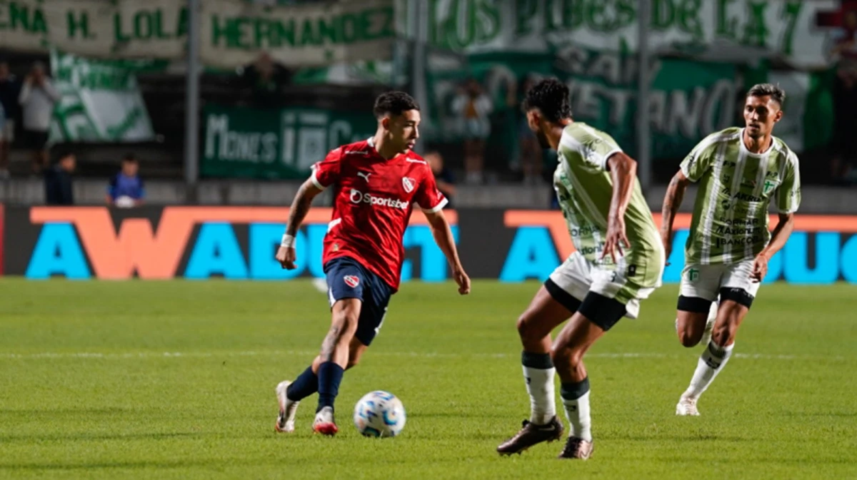 La lleva Santiago Montiel para Independiente. Foto: X@Independiente