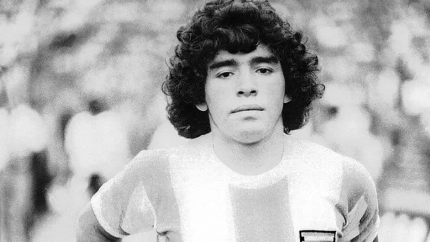 Un joven Diego Maradona posa antes de su debut con Argentina. Foto: X @Argentina.