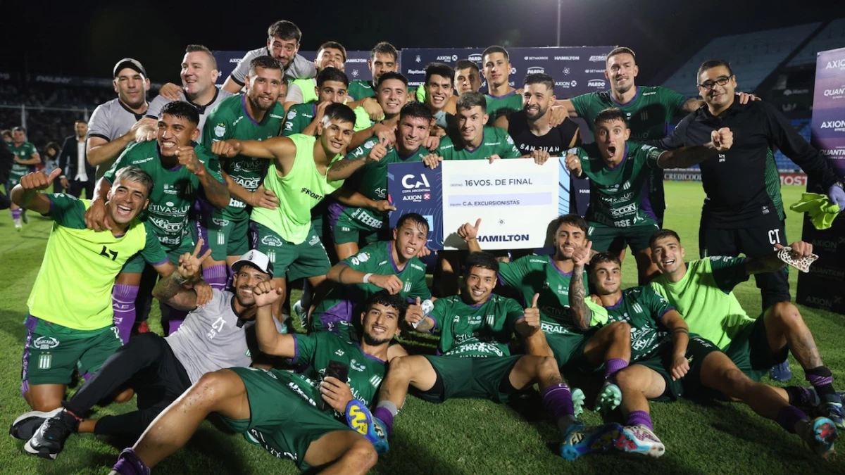 Foto: Laura Lescano (Contenidos Informativos, Córdoba) - Excursionistas celebra el pasaje a 16avos. de Copa Argentina tras eliminar a Godoy Cruz.