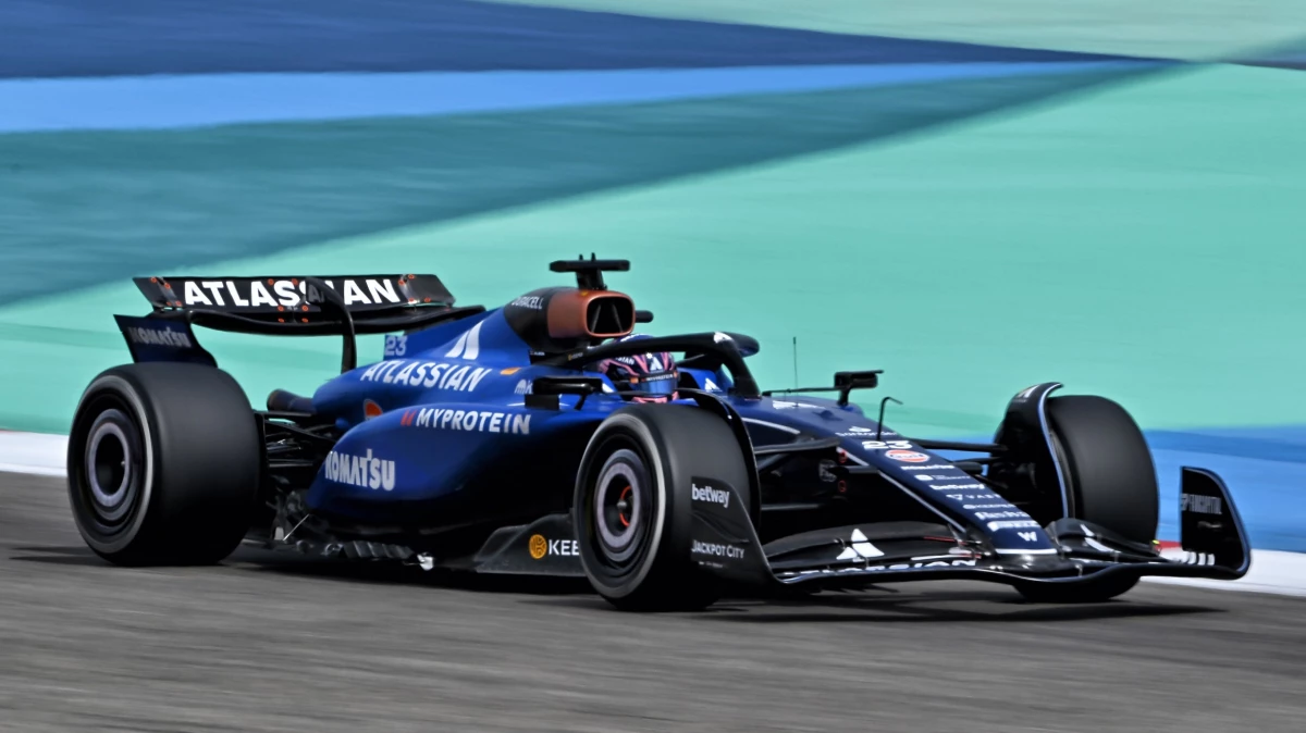 El nuevo modelo FW47 de la escudería Williams, ex equipo de Franco Colapinto, durante las pruebas de pretemporada en Bahrein. (Foto: @WilliamsRacing)