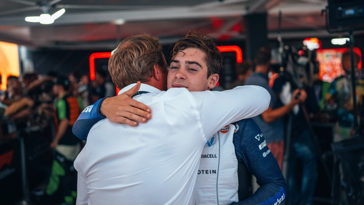 Colapinto se abraza con su manager (Foto: X@jcampbellwalter)