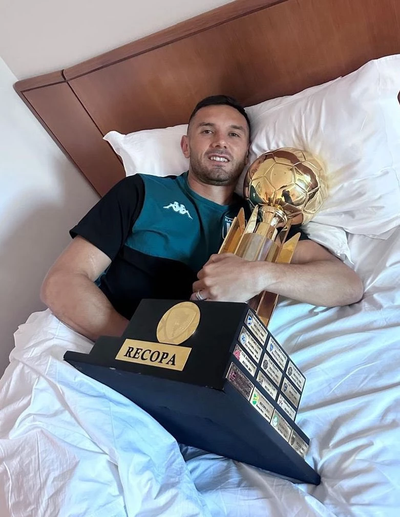 Adrián Martínez con la Recopa Sudamericana. Foto: X@RacingClub