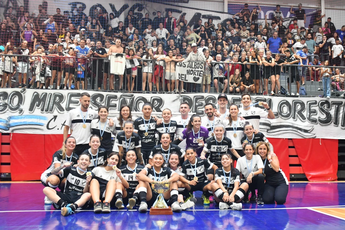 Foto: @caallboys. El equipo de All Boys festeja la obtención del título de la Supercopa. El tercer trofeo seguido que obtienen las dirigidas por Bárbara Abot