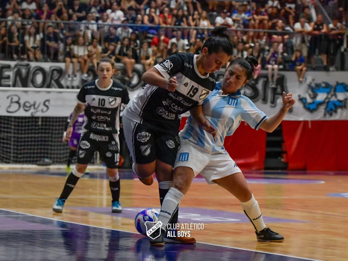 Foto: @caallboys. Luciana Natta protege la pelota ante la marca rival. All Boys se llevó la Supercopa femenina de Futsal