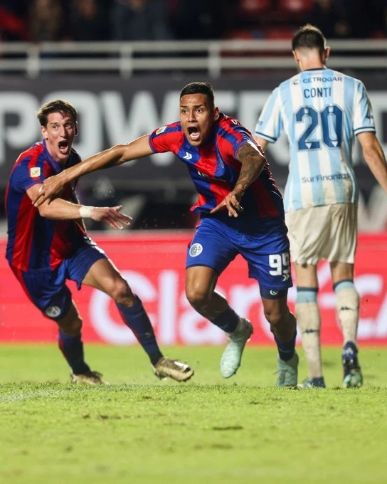 Foto: El colombiano Andrés Peralta festeja el tercer gol de San Lorenzo, que le dio la victoria ante Racing Club por 3 a 2. SanLorenzo&nbsp;