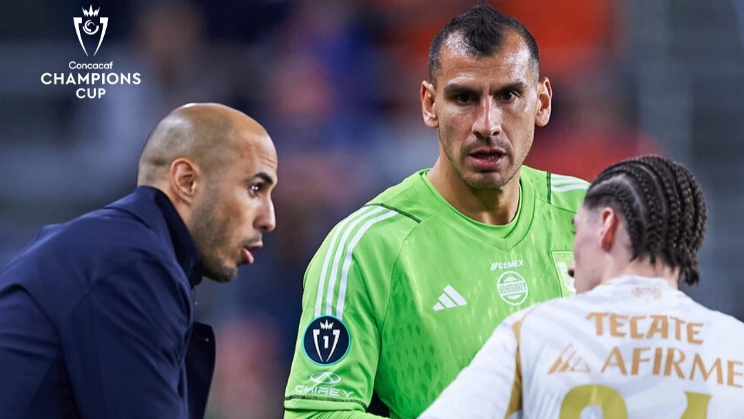 Pizarro le da indicaciones a su ex compañero y amigo, Patón Guzmán. Foto: TheChampions