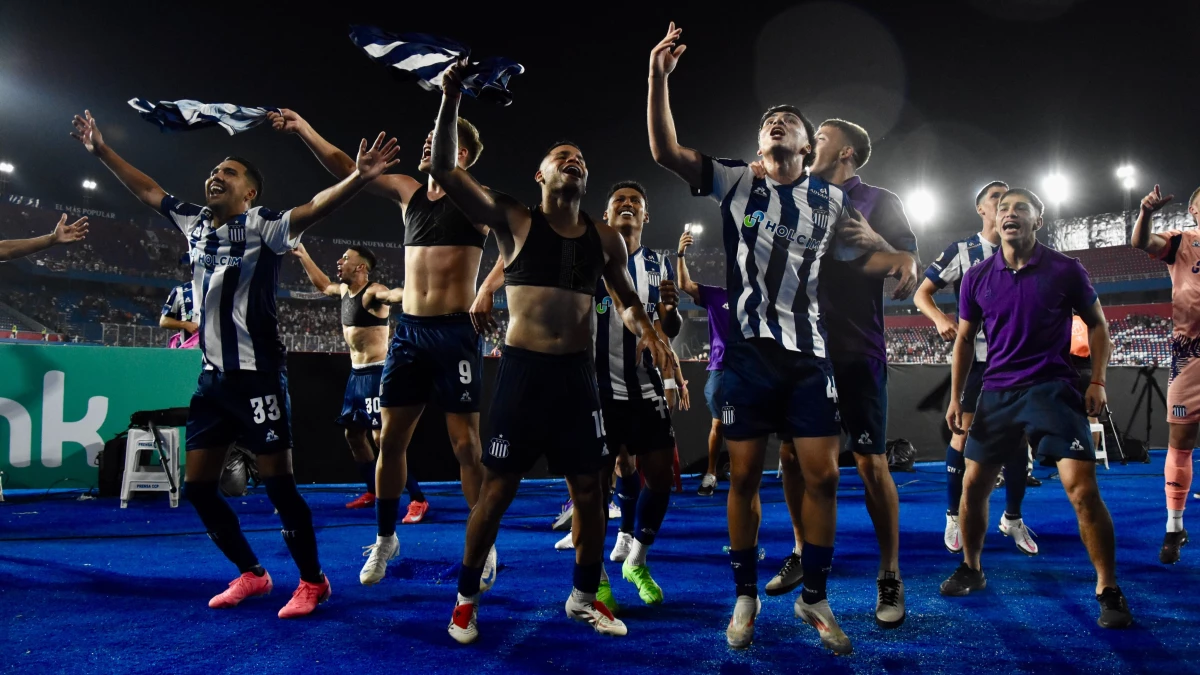 Los jugadores de Talleres celebran ante su gente en Paraguay. Foto: LigaAFA