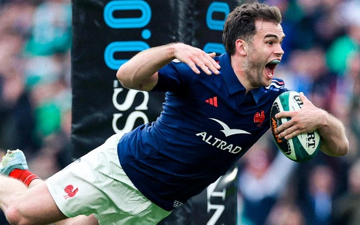 Damian Penaud festeja en el aire su try ante Irlanda (Foto X@SixNations_FR).