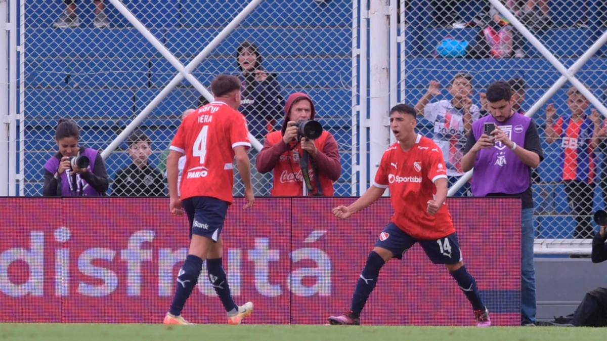 Lautaro Millán festeja su gol que abrió el camino del triunfo rojo. Foto: Julián Alvarez.