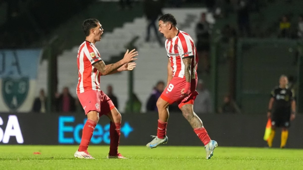 El Toro Morales festeja el gol del empate de Barracas en el minuto 97 (Foto: X@barracascentral)
