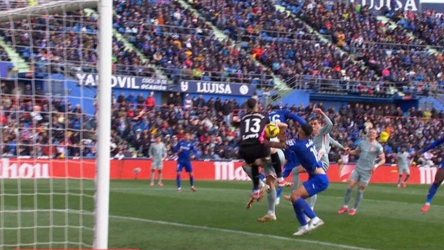 La imagen de la supuesta mano del paraguayo Alderete para el penal a favor del Atleti. Foto: Captura TV