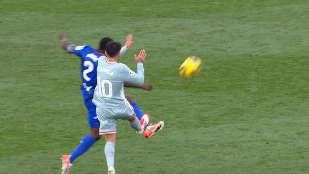 La dura infracción de Correa que le valió la expulsión cuando su equipo ganaba 1-0. Foto: Captura TV