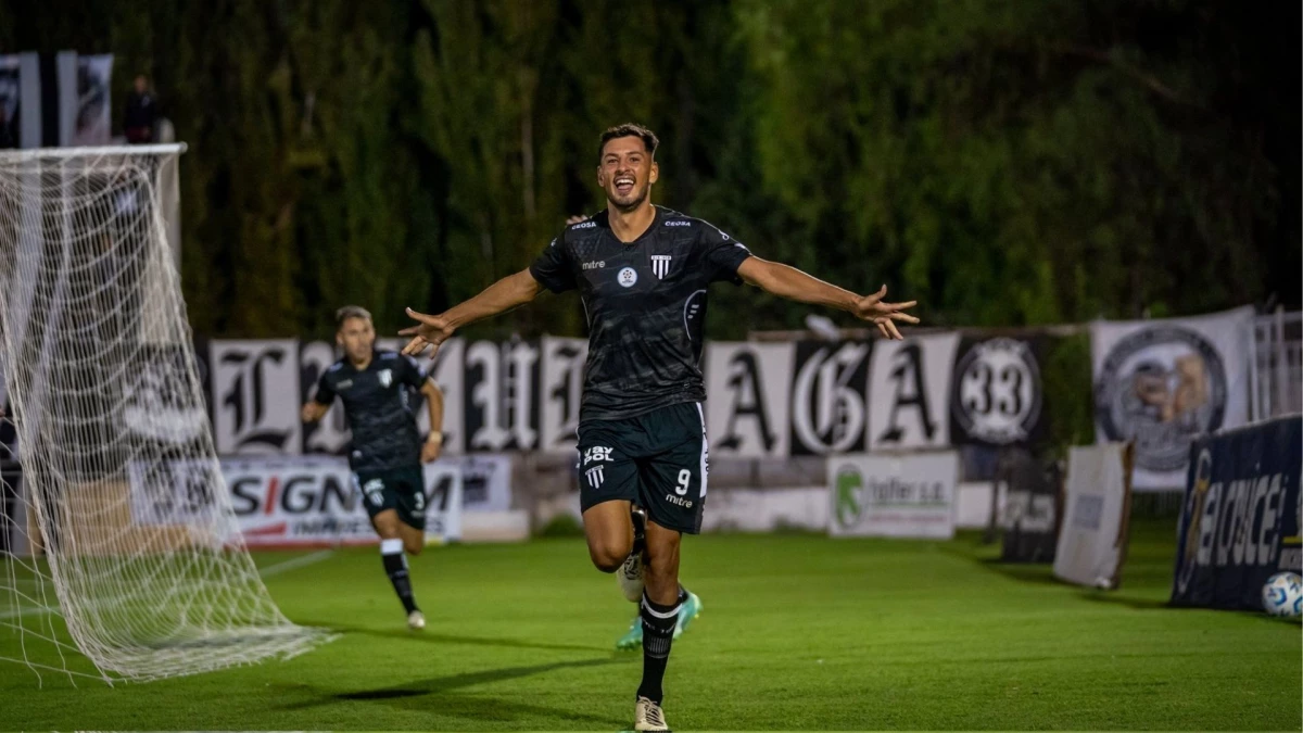 Foto: Nicolás Ferreyra celebra el primer gol de Gimnasia y Esgrima de Mendoza