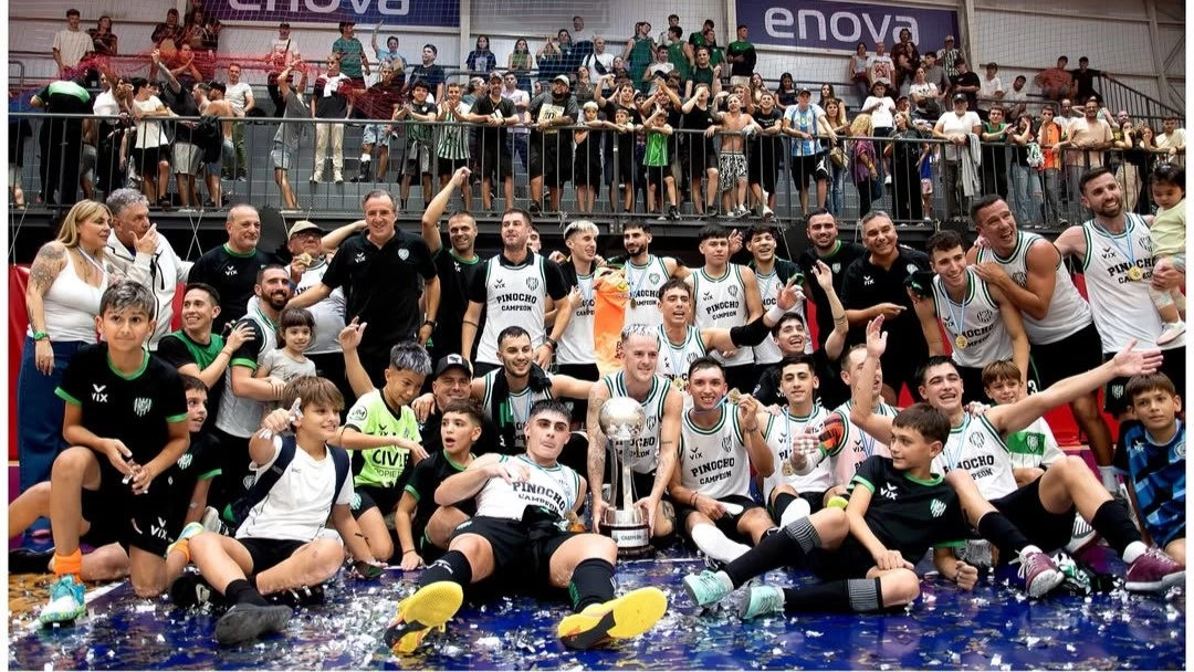 El plantel de Pinocho posa con el trofeo de la LNFA. Foto: @afafutsal.oficial