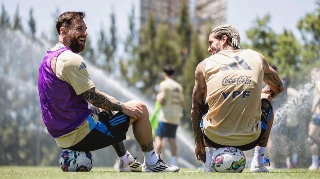 Messi y De Paul, una postal del ambiente de la Scaloneta. Foto: AFA@rodridepaul