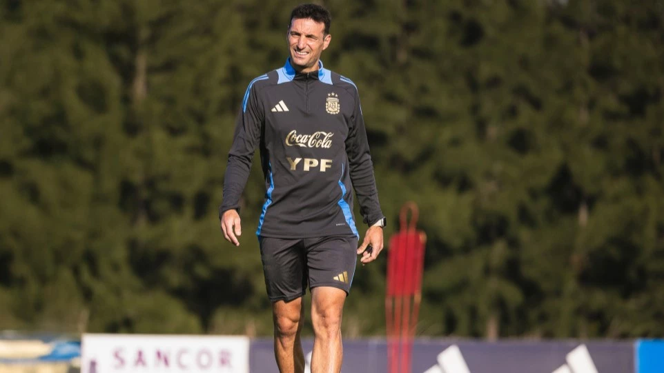 Scaloni, ante un nuevo desafío de jugar sin Messi. Foto: AFA