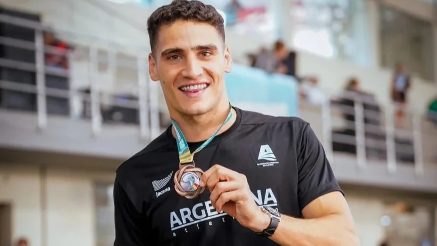 Franco Florio con la medalla de bronce en el Sudamericano Indoor de Cochabamba. Foto: @SecreTurAmbDep