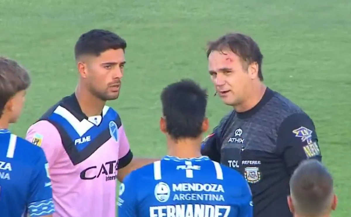 Foto: El juez de línea Martín, luego de ser agredido en el partido Godoy Cruz-Talleres que se completa este sábado &nbsp;&nbsp;