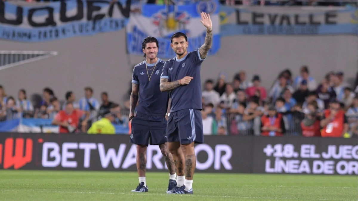 Leandro Paredes salió, como siempre, con De Paul a saludar en la previa. Foto: Julián Álvarez.